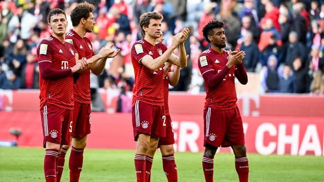 Eine gewisse Erleichterung nach dem Sieg gegen den FC Augsburg war bei den Münchnern spürbar: Die Spieler feiern mit den Fans.