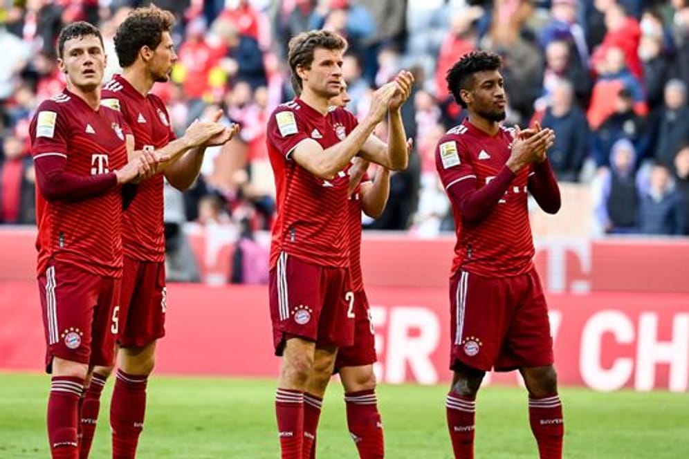 Eine gewisse Erleichterung nach dem Sieg gegen den FC Augsburg war bei den Münchnern spürbar: Die Spieler feiern mit den Fans.