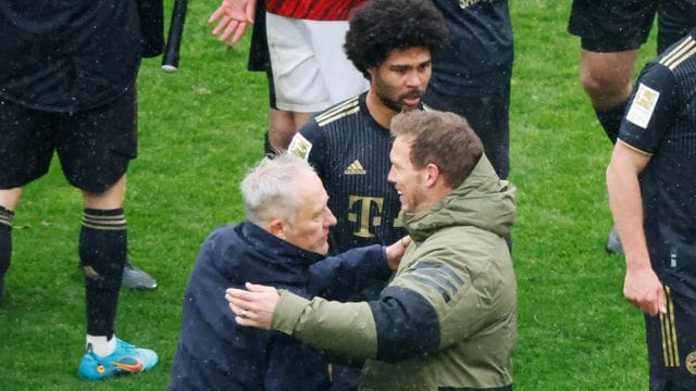 Freiburgs Trainer Christian Streich (l) nahm die Entschuldigung von Bayern-Coach Julian Nagelsmann an. Freiburgs Trainer Christian Streich (l) nahm die Entschuldigung von Bayern-Coach Julian Nagelsmann an.