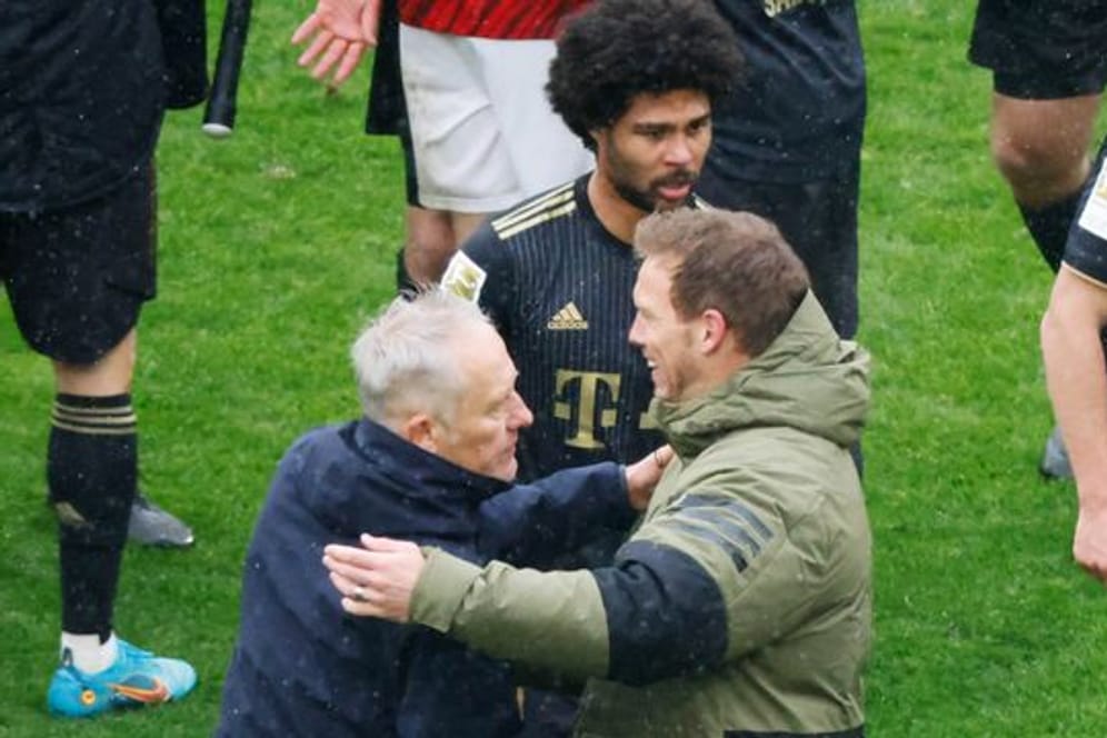 Freiburgs Trainer Christian Streich (l) nahm die Entschuldigung von Bayern-Coach Julian Nagelsmann an.