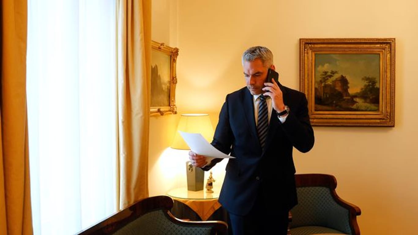 Karl Nehammer, Bundeskanzler von Österreich, telefoniert in der österreichischen Botschaft in Moskau vor einem Treffen mit dem russischen Präsidenten Putin.