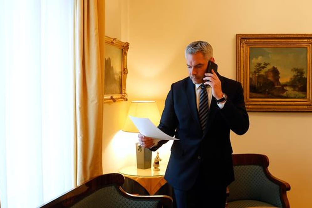 Karl Nehammer, Bundeskanzler von Österreich, telefoniert in der österreichischen Botschaft in Moskau vor einem Treffen mit dem russischen Präsidenten Putin.
