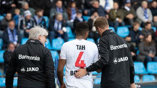 Leverkusens Jonathan Tah musste ausgewechselt werden.