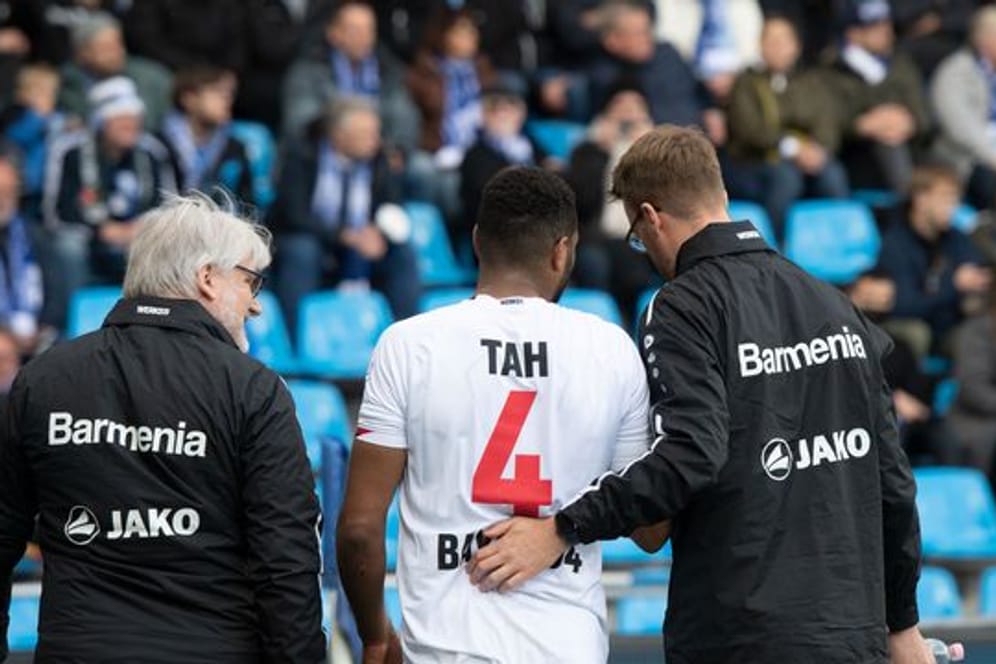 Leverkusens Jonathan Tah musste ausgewechselt werden.