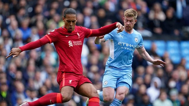 Virgil van Dijk (l) vom FC Liverpool im Zweikampf mit Kevin De Bruyne.