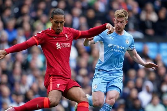 Virgil van Dijk (l) vom FC Liverpool im Zweikampf mit Kevin De Bruyne.