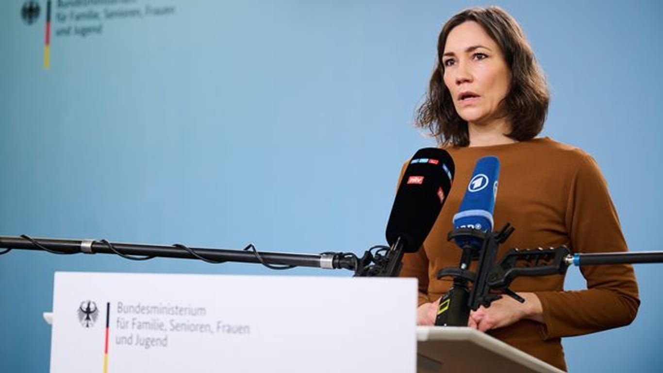 Bundesfamilienministerin Anne Spiegel äußert sich bei einem kurzfristig einberufenen Pressetermin in Berlin.