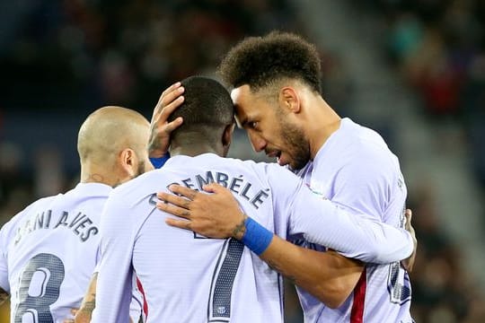 Pierre-Emerick Aubameyang (r) jubelt mit Barcelona-Teamkollege Ousmane Dembélé.