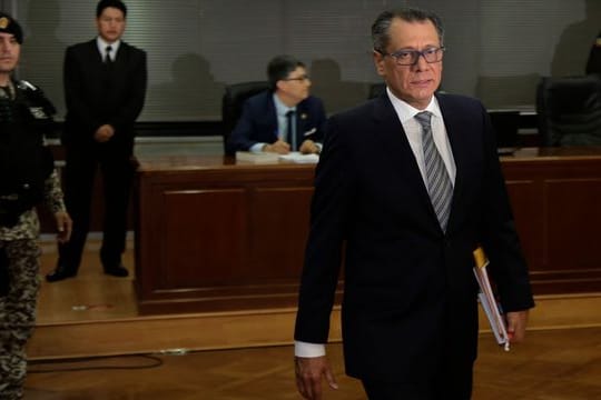 Jorge Glas (r), Ex-Vizepräsident von Ecuador, bei einer Anhörung vor dem Obersten Gerichtshof in Quito.