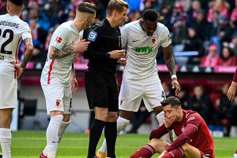 Stand beim knappen Bayern-Sieg gegen Augsburg öfters im Mittelpunkt: Schiedsrichter Patrick Ittrich.