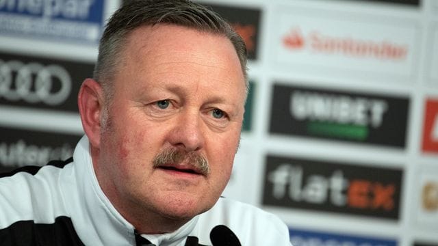 Will sich mit Gladbach-Coach Adi Hütter zusammensetzen: Sportdirektor Roland Virkus. Will sich mit Gladbach-Coach Adi Hütter zusammensetzen: Sportdirektor Roland Virkus.