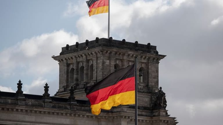 Die Deutschlandfahnen am Reichstag.