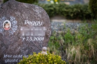 Ein Gedenkstein mit dem Porträt des Mädchens Peggy in Nordhalben.