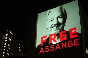Ein Bild von Julian Assange wird auf ein Gebäude in der Leake Street im Zentrum Londons projiziert.