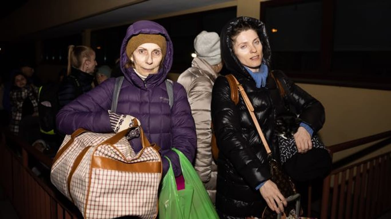 Tamara (l) und ihre Tochter Irina stehen am Abend vor dem polnischen Bahnhof Przemysl Schlange um mit dem Zug in die ukrainische Hauptstadt Kiew zu reisen.