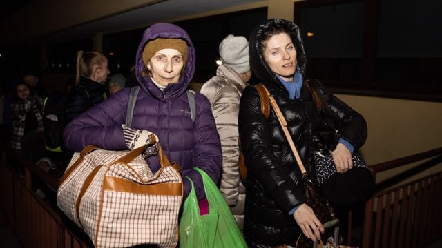 Tamara (l) und ihre Tochter Irina stehen am Abend vor dem polnischen Bahnhof Przemysl Schlange um mit dem Zug in die ukrainische Hauptstadt Kiew zu reisen. Tamara (l) und ihre Tochter Irina stehen am Abend vor dem polnischen Bahnhof Przemysl Schlange um mit dem Zug in die ukrainische Hauptstadt Kiew zu reisen.