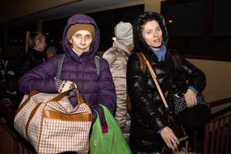 Tamara (l) und ihre Tochter Irina stehen am Abend vor dem polnischen Bahnhof Przemysl Schlange um mit dem Zug in die ukrainische Hauptstadt Kiew zu reisen.