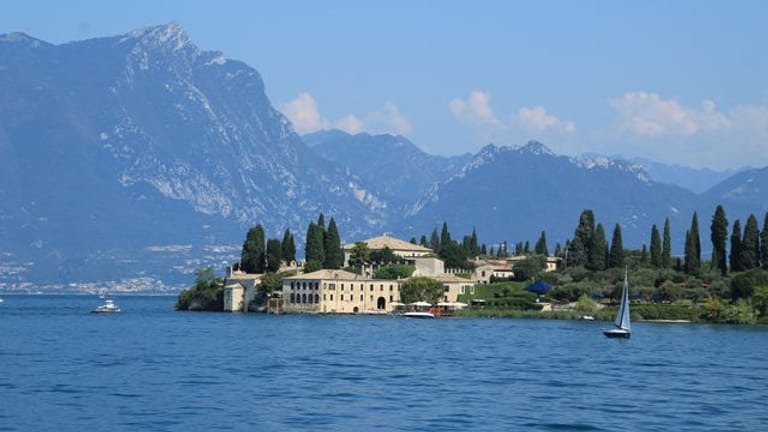 Der Gardasee in Italien ist ein beliebter Urlaubsort.
