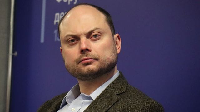 Wladimir Kara-Mursa, russischer Oppositioneller, sitzt bei einer Versammlung der russischen Opposition, den sogenannten "Vereinigten Demokraten".