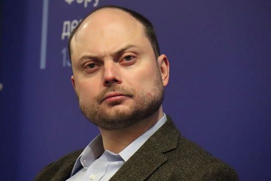 Wladimir Kara-Mursa, russischer Oppositioneller, sitzt bei einer Versammlung der russischen Opposition, den sogenannten "Vereinigten Demokraten".