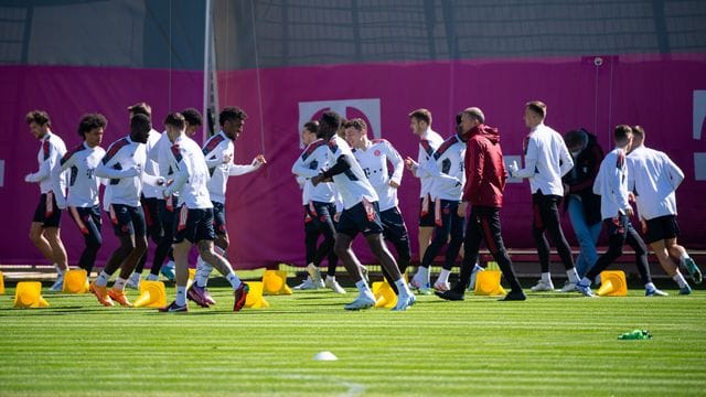 Die Spieler des FC Bayern demonstrieren beim Training vor der K.