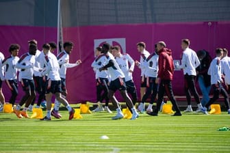 Die Spieler des FC Bayern demonstrieren beim Training vor der K.