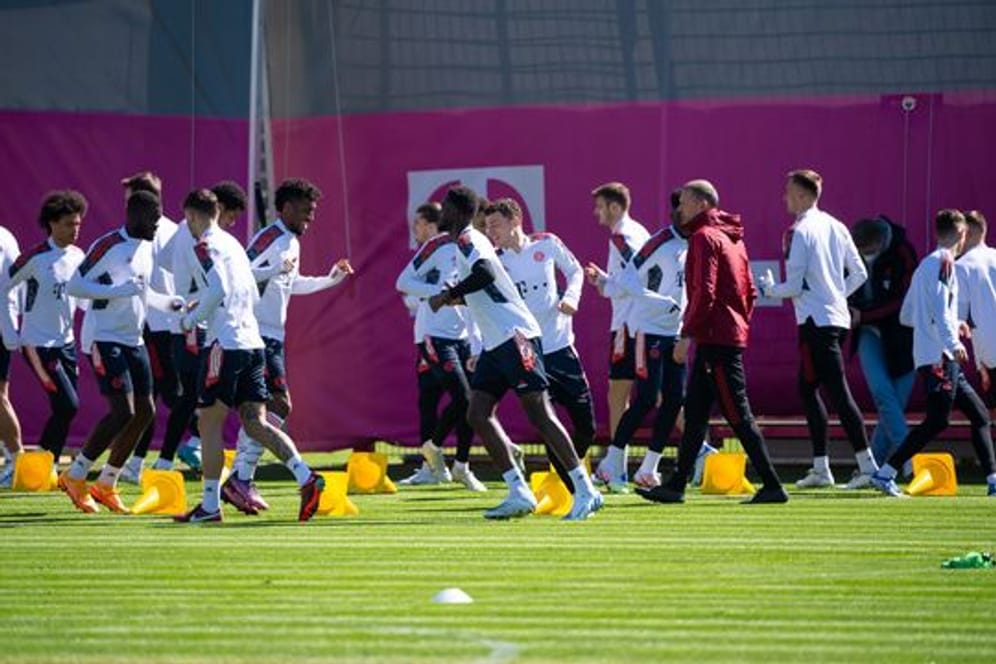 Die Spieler des FC Bayern demonstrieren beim Training vor der K.