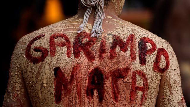 "Bergbau tötet" steht auf dem Rücken dieses Demonstranten.