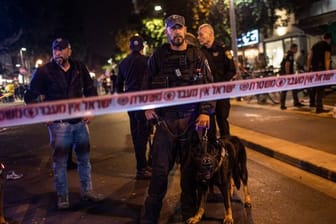 Israelische Sicherheitskräfte an einem Tatort im Zentrum Tel Avivs.