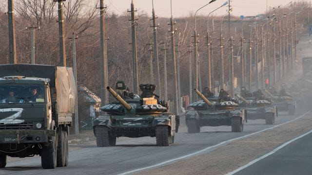 Eine Panzerkolonne mit dem aufgemalten Z-Symbol erstreckt sich in die Ferne, während sie auf der Autobahn Mariupol-Donezk in Richtung Norden fährt.