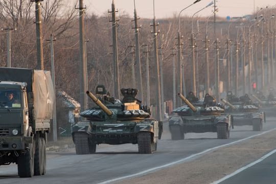 Eine Panzerkolonne mit dem aufgemalten Z-Symbol erstreckt sich in die Ferne, während sie auf der Autobahn Mariupol-Donezk in Richtung Norden fährt.