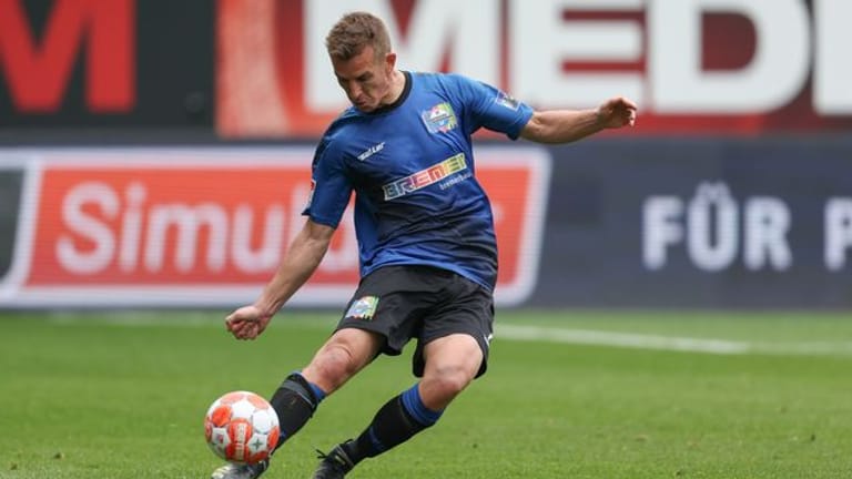 Paderborns Uwe Hünemeier wurde beim Spiel gegen den Karlsruher SC vom Platz gestellt.