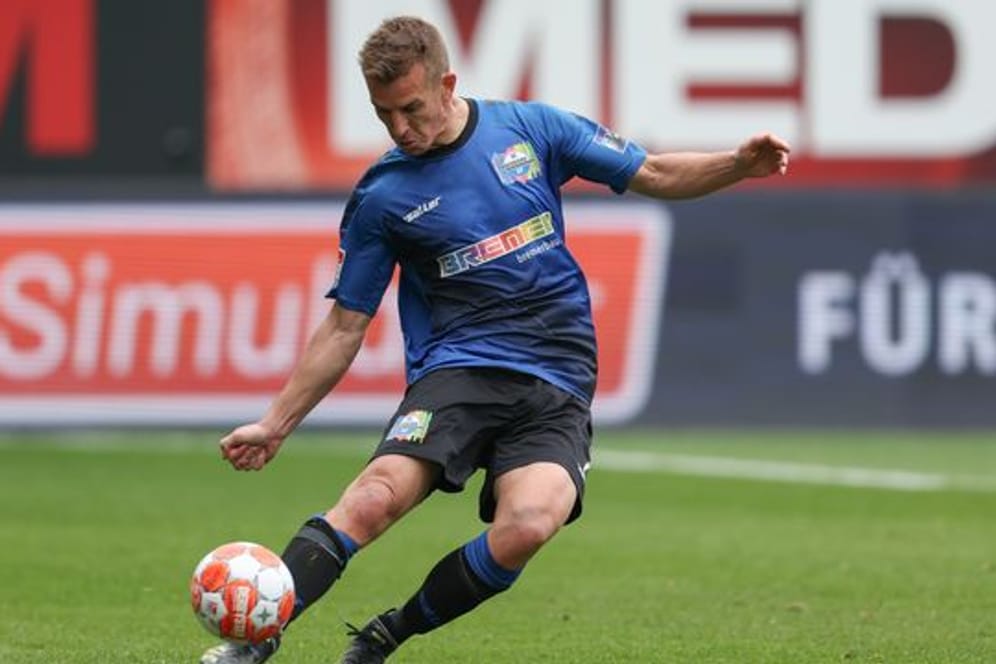 Paderborns Uwe Hünemeier wurde beim Spiel gegen den Karlsruher SC vom Platz gestellt.