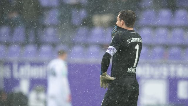 Aues Torhüter Martin Männel fällt wegen einer Innenmeniskusverletzung im linken Knie für den Rest der Saison aus.