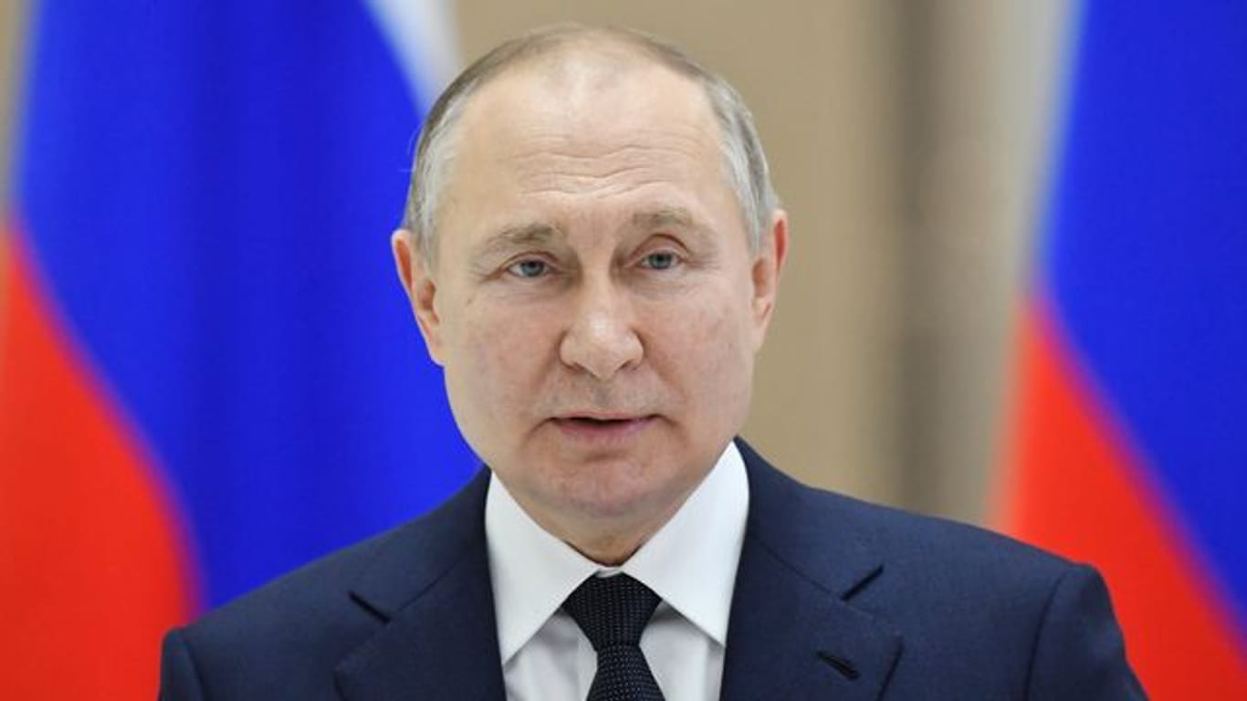 Wladimir Putin hält eine Rede in einer Raketenmontagehalle.
