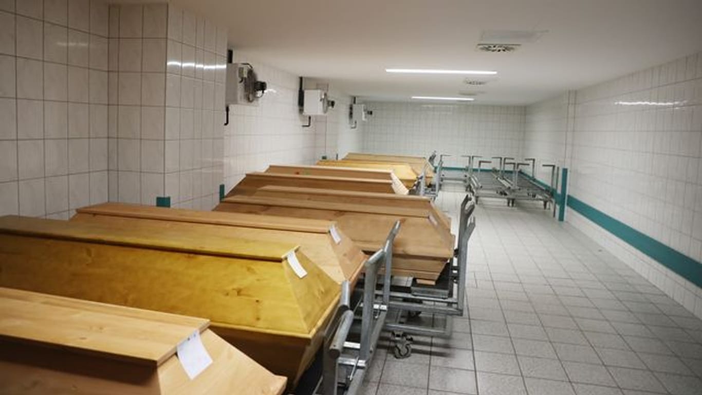 Särge stehen im Kühlhaus des städtischen Krematoriums in Erfurt.