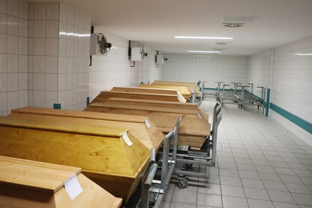 Särge stehen im Kühlhaus des städtischen Krematoriums in Erfurt.