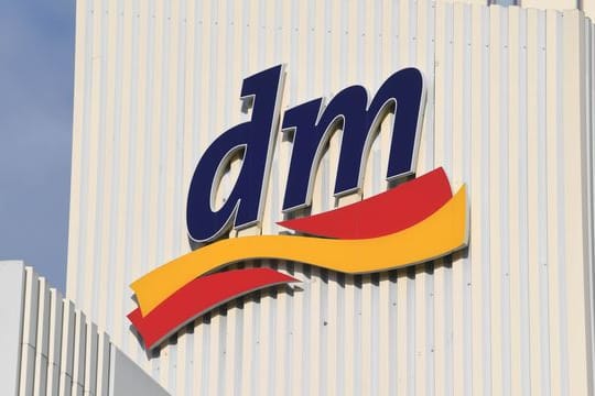 Die Drogeriemarktkette dm ruft bestimmte Chargen eines Haarfärbemittels zurück.