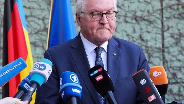 Bundespräsident Frank-Walter Steinmeier gibt in der deutschen Botschaft vor Pressevertretern eine Erklärung zur Reiseabsage nach Kiew.