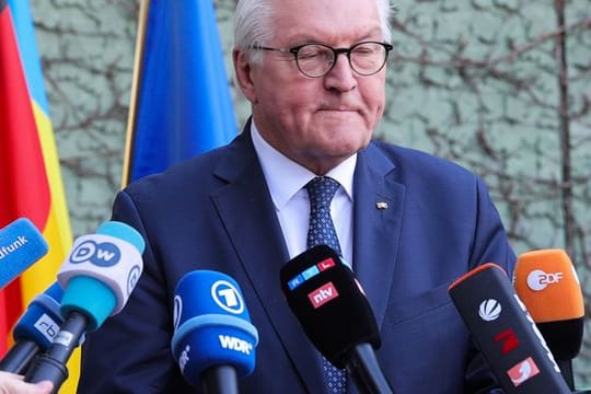 Bundespräsident Frank-Walter Steinmeier gibt in der deutschen Botschaft vor Pressevertretern eine Erklärung zur Reiseabsage nach Kiew.