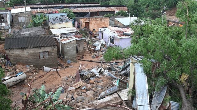 Zerstörte Häuser im südafrikanischen Durban nach den heftigen Überschwemmungen. Zerstörte Häuser im südafrikanischen Durban nach den heftigen Überschwemmungen.