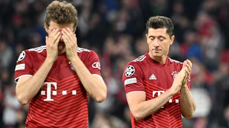 Thomas Müller und Robert Lewandowski reagieren stark enttäuscht nach dem Aus in der Champions League.