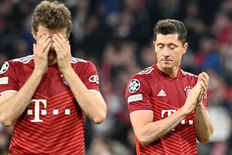 Thomas Müller und Robert Lewandowski reagieren stark enttäuscht nach dem Aus in der Champions League.