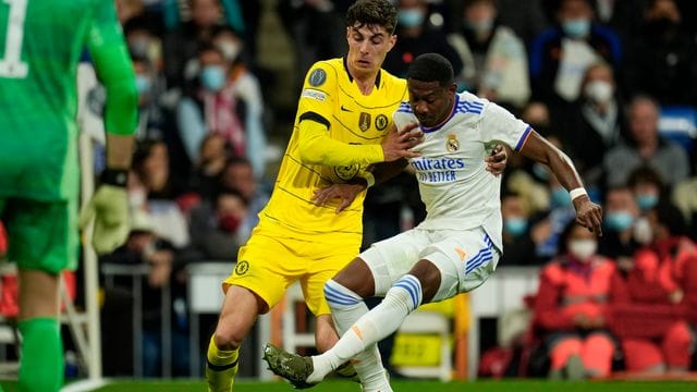 Kai Havertz (l) vom FC Chelsea und Real Madrids David Alaba kämpfen um den Ball.