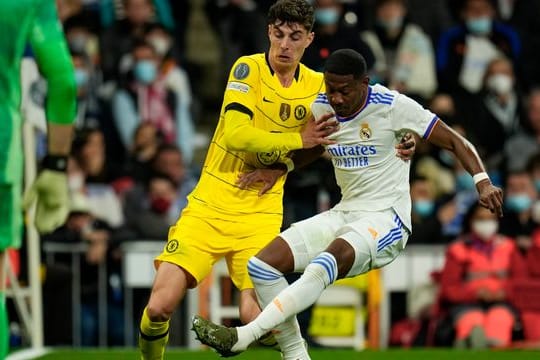 Kai Havertz (l) vom FC Chelsea und Real Madrids David Alaba kämpfen um den Ball.