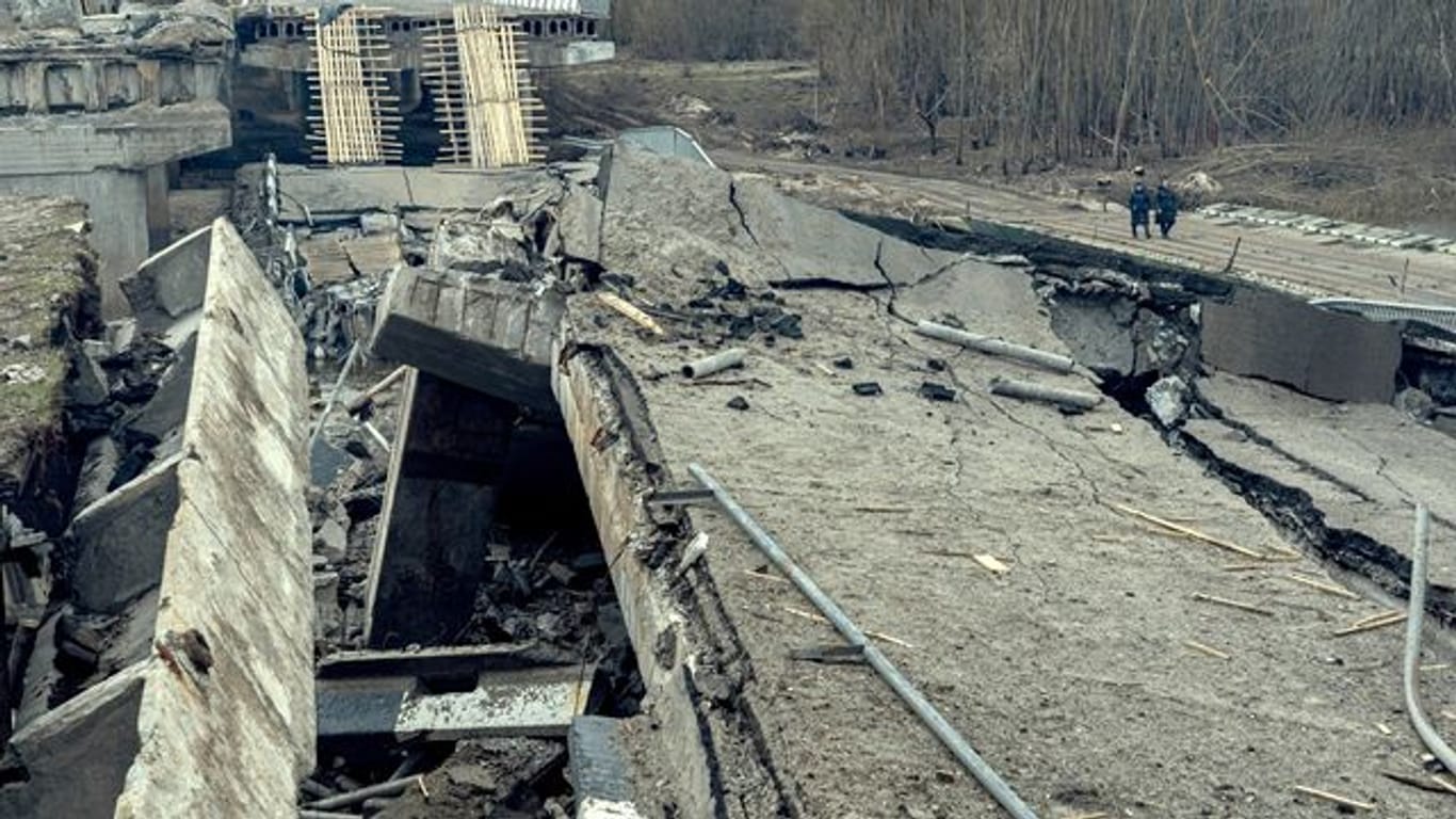 Eine Brücke in der Region Kiew, die während des Rückzugs des russischen Militärs zerstört worden ist.