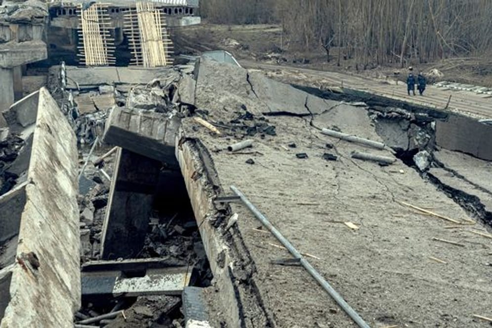 Eine Brücke in der Region Kiew, die während des Rückzugs des russischen Militärs zerstört worden ist.