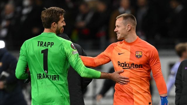 In der Champions League Gegner: Frankfurts Torwart Kevin Trapp (l) und Barcelonas Torwart Marc-André ter Stegen.