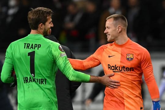 In der Champions League Gegner: Frankfurts Torwart Kevin Trapp (l) und Barcelonas Torwart Marc-André ter Stegen.