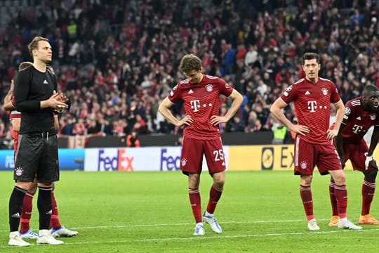 Bayerns Torwart Manuel Neuer, Thomas Müller, Robert Lewandowski, Dayot Upamecano zeigten sich enttäuscht.